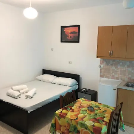 Guest house Agim Caca & Studio
